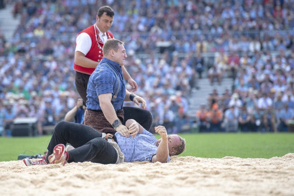 Joel Wicki (oben) und Simon Anderegg (unten) im 2. Gang. (KEYSTONE/Urs Flüeler, Zug, 24. August 2019)