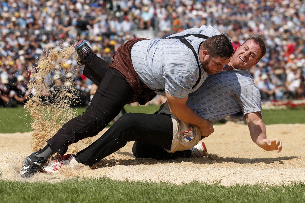 Dominik Waser (links) schwingt gegen Simon Anderegg im 3. Gang. (Bild: KEYSTONE/Alexandra Wey, Zug, 24. August 2019)