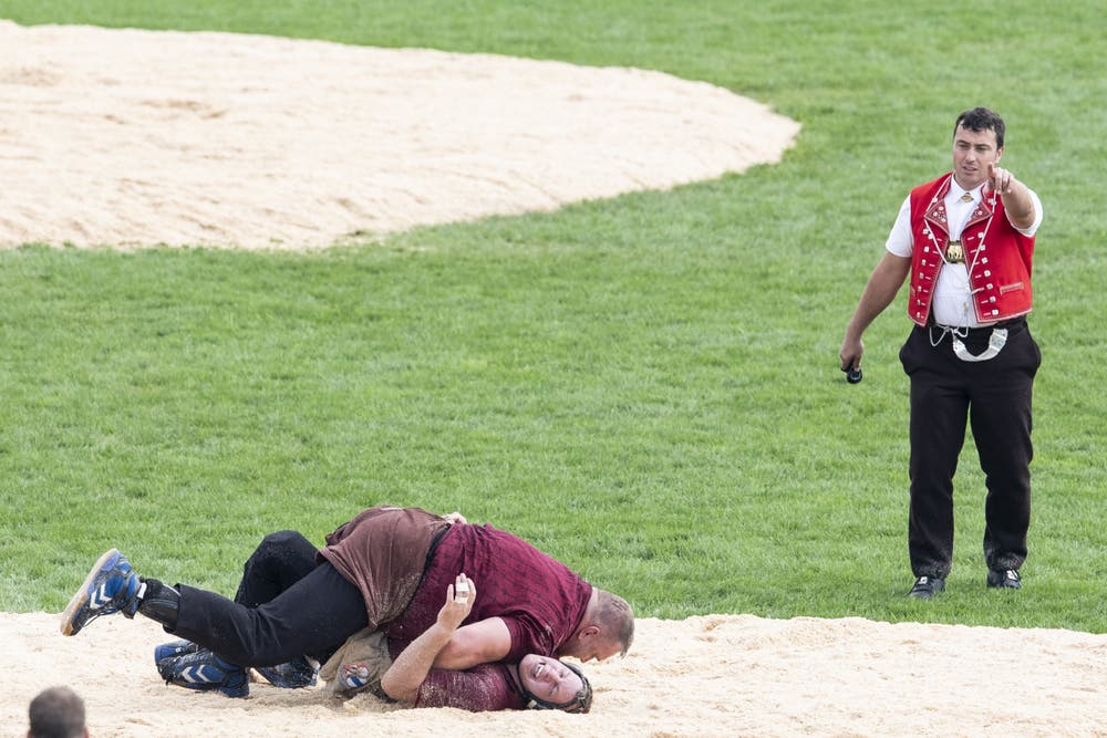 Christian Stucki (oben) schwingt mit Christoph Bieri. (KEYSTONE/Ennio Leanza, 24. August 2019)