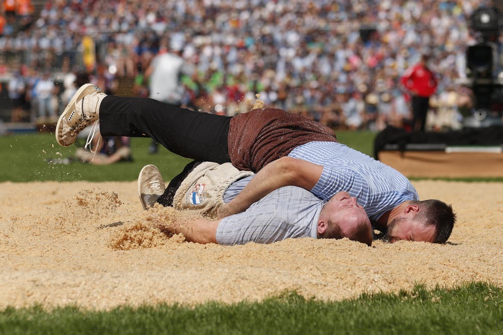 Kilian Wenger (oben) schwingt gegen Stephan Studinger im 3. Gang. (Bild: KEYSTONE/Alexandra Wey, Zug, 24. August 2019)