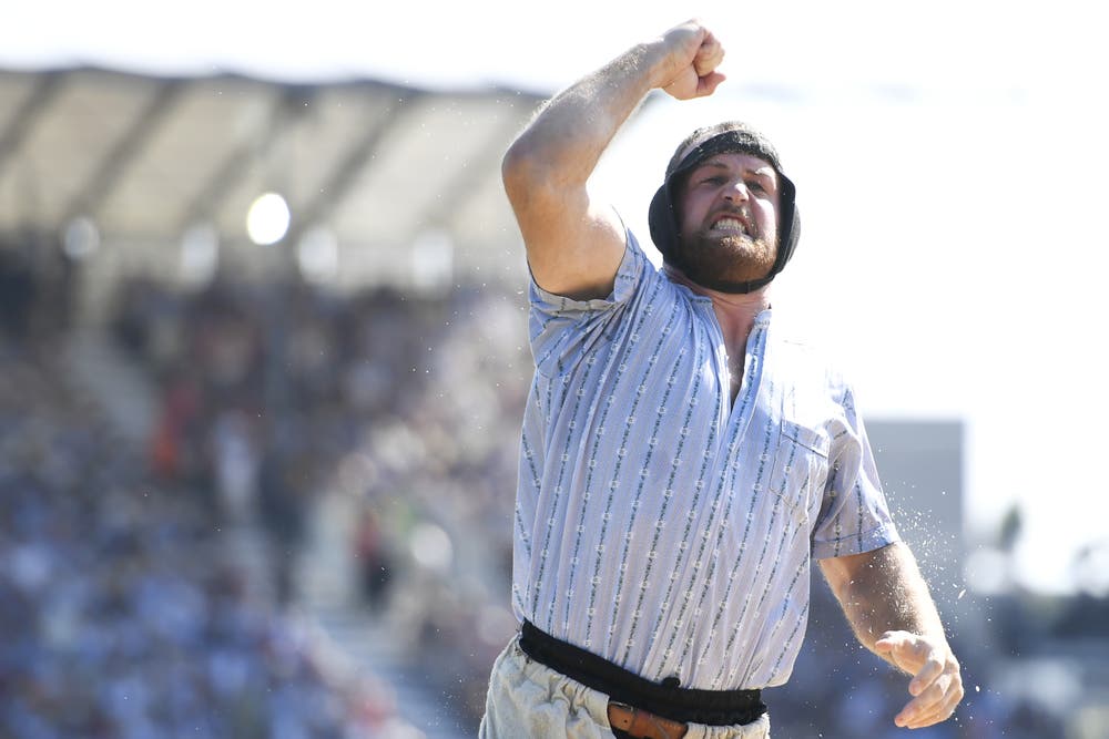Matthias Aeschbacher jubelt nach dem Sieg gegen Raphael Zwyssig im 4. Gang. (Bild: KEYSTONE/Urs Flüeler, Zug, 24. August 2019)