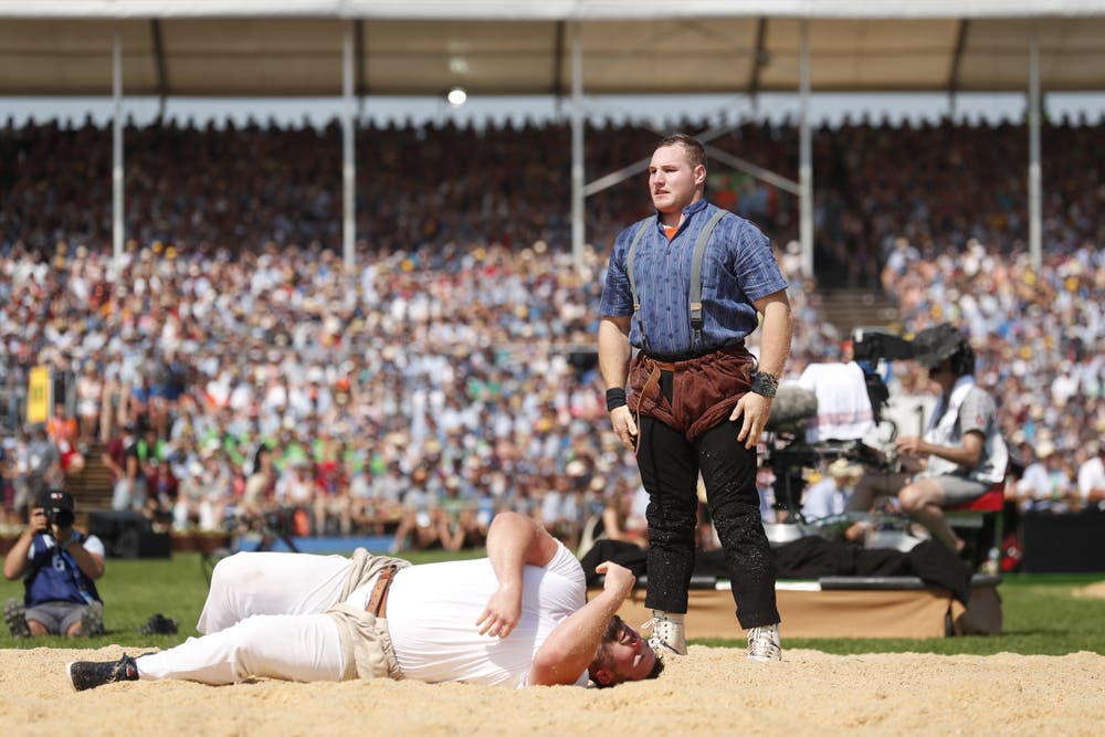 Joel Wicki (rechts) freut sich nach seinem Schwung gegen Jonas Lengacher im 3. Gang. (Bild: KEYSTONE/Alexandra Wey, Zug, 24. August 2019)