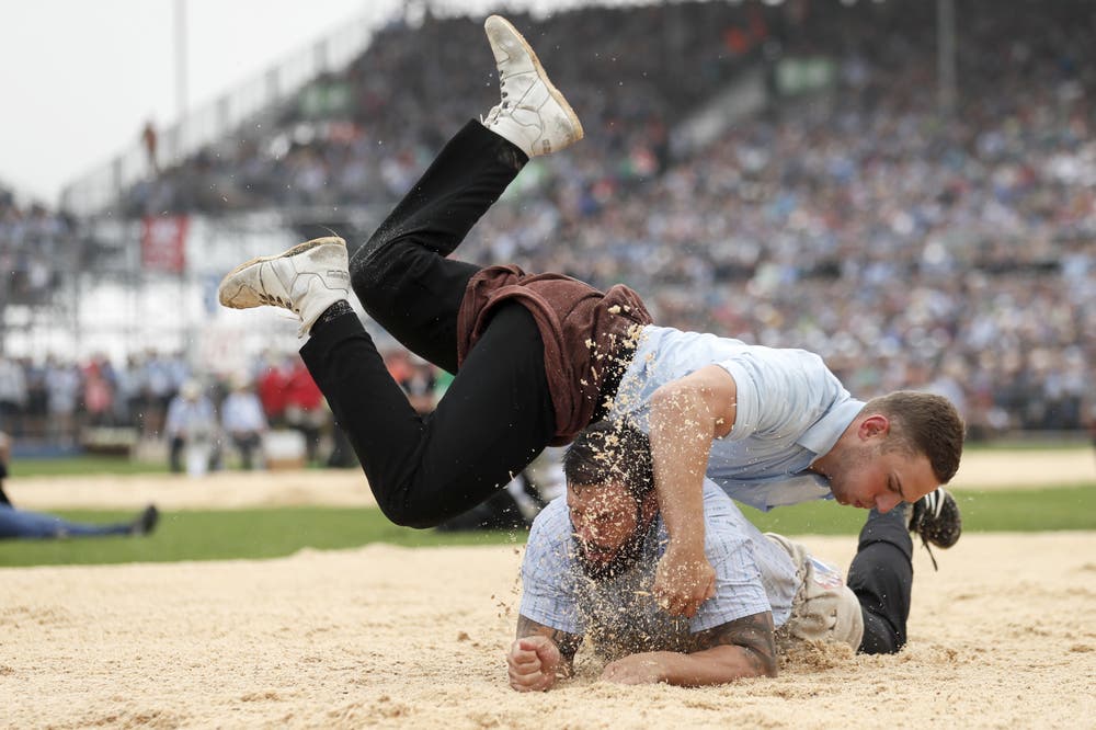 Remo Kaeser (oben) schwingt mit Michael Bless im 1. Gang. (KEYSTONE/Alexandra Wey, 24. August 2019)
