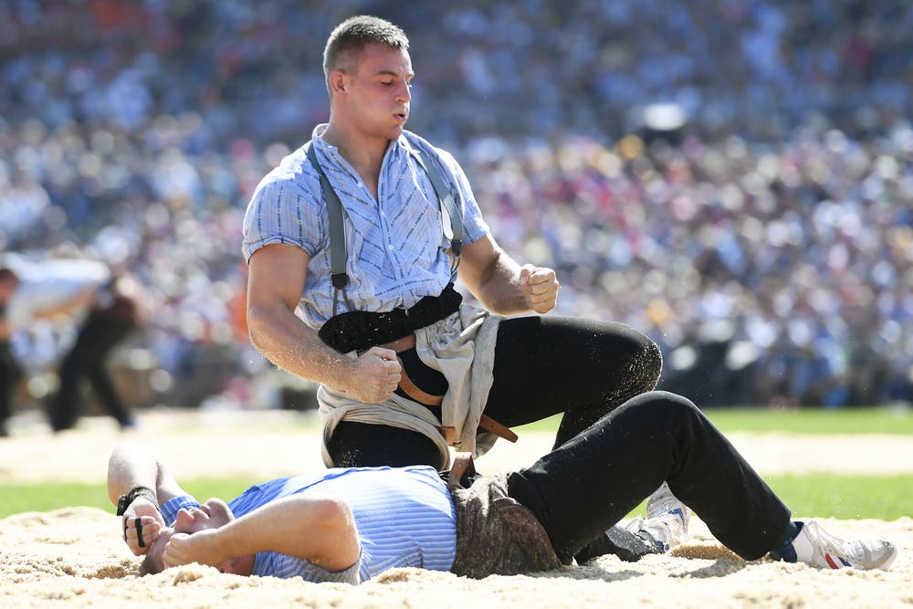 Samuel Giger (oben) gewinnt gegen Stefan Studer im 4. Gang. (Bild: KEYSTONE/Urs Flüeler, Zug, 24. August 2019)
