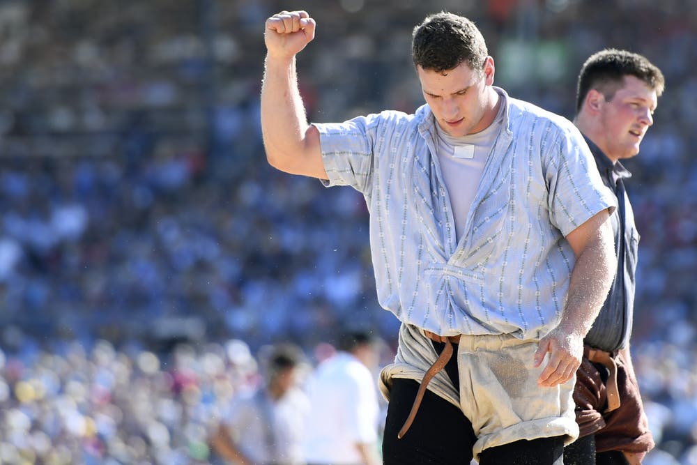 Armon Orlik jubelt nach dem Sieg gegen Patrick Schenk im 4. Gang. (Bild: KEYSTONE/Urs Flüeler, Zug, 24. August 2019)