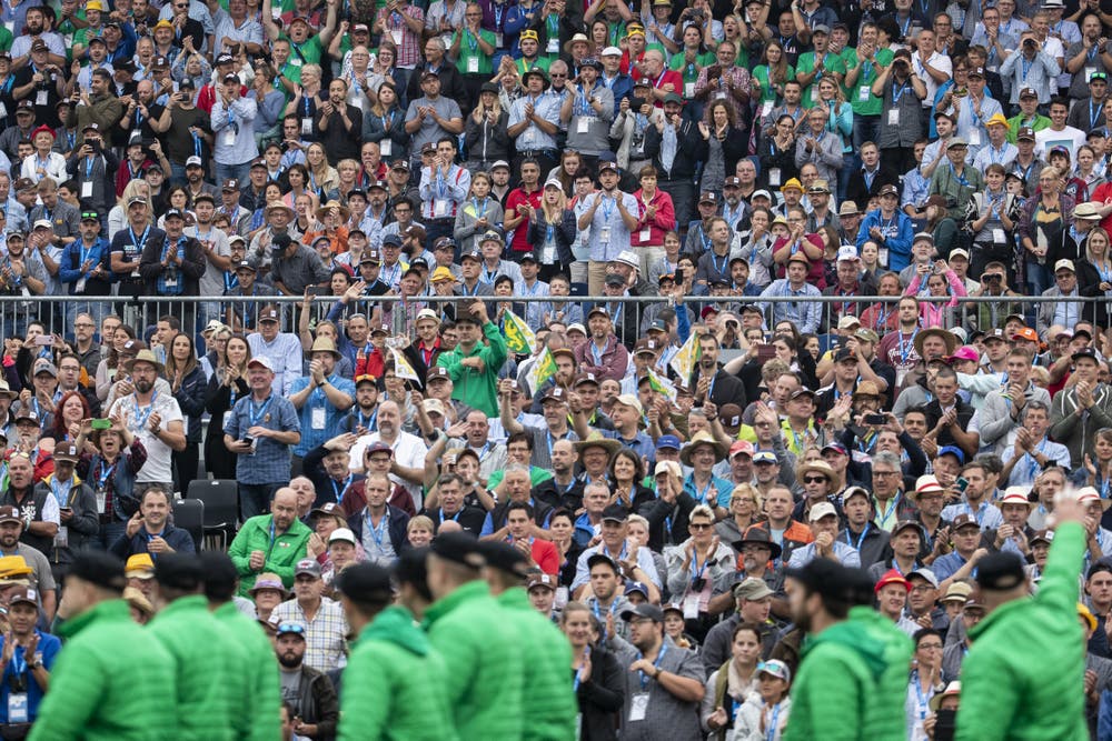 Besucher applaudieren zum Auftakt des Eidgenössischen. (KEYSTONE/Alexandra Wey, 24. August 2019)