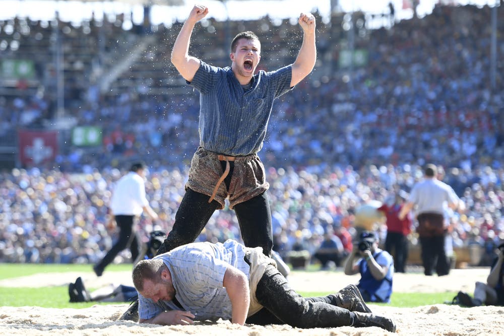 Fabian Staudenmann jubelt nach dem Sieg gegen Sven Schurtenberger im 4. Gang. (Bild: KEYSTONE/Urs Flüeler, Zug, 24. August 2019)