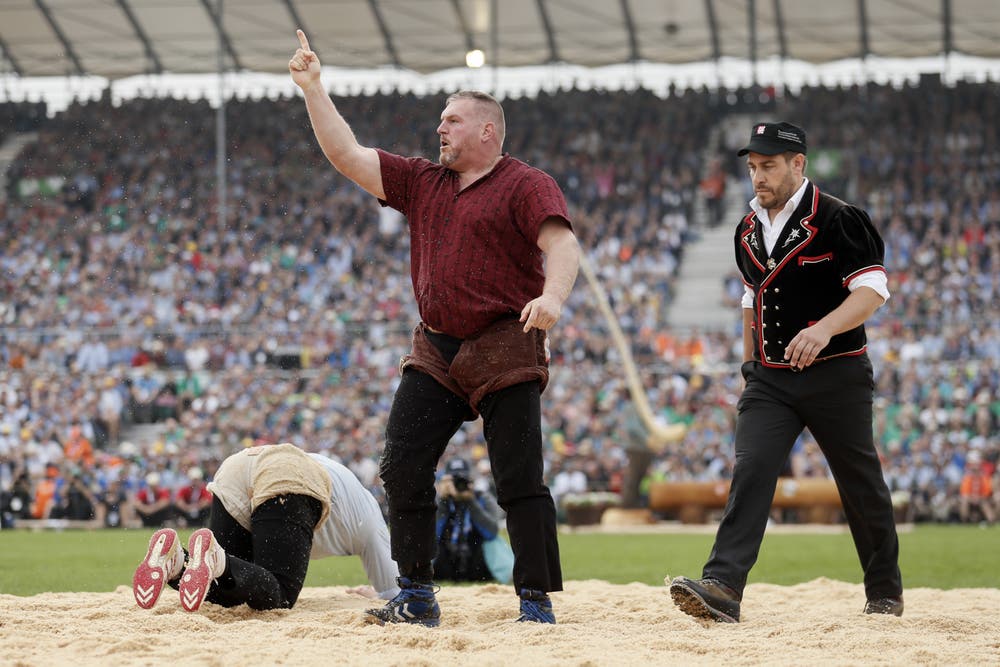 Christian Stucki (Mitte) jubelt neben Pirmin Reichmuth im 1. Gang.(KEYSTONE/Alexandra Wey, 24. August 2019)