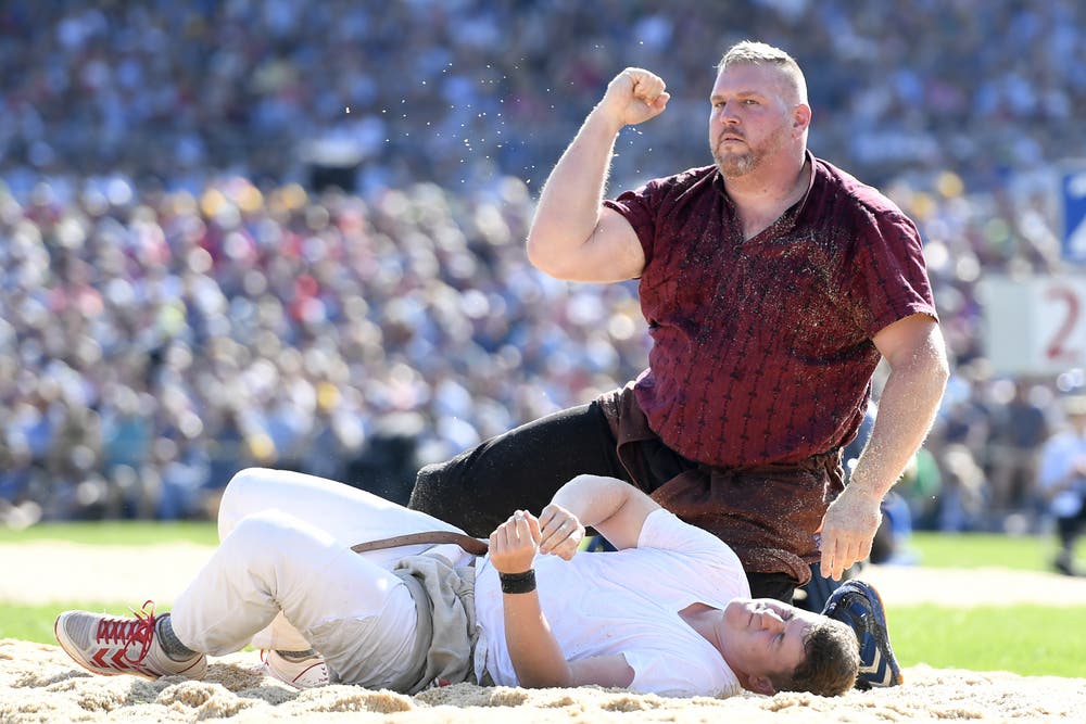 Christian Stucki jubelt nach dem Sieg gegen Matthias Herger im 4. Gang. (Bild: KEYSTONE/Urs Flüeler, Zug, 24. August 2019)