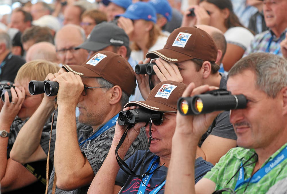 Ein praktisches Utensil: Der Feldstecher ist am Esaf im Dauereinsatz. (Bild: swiss-image.ch/Photo Andy Mettler, Zug, 24. August 2019)