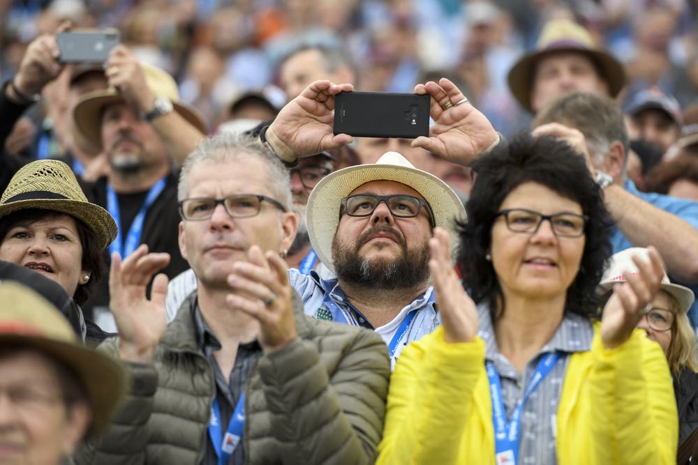 Besucher in der Arena.(KEYSTONE/Urs Flüeler, 24. August 2019)
