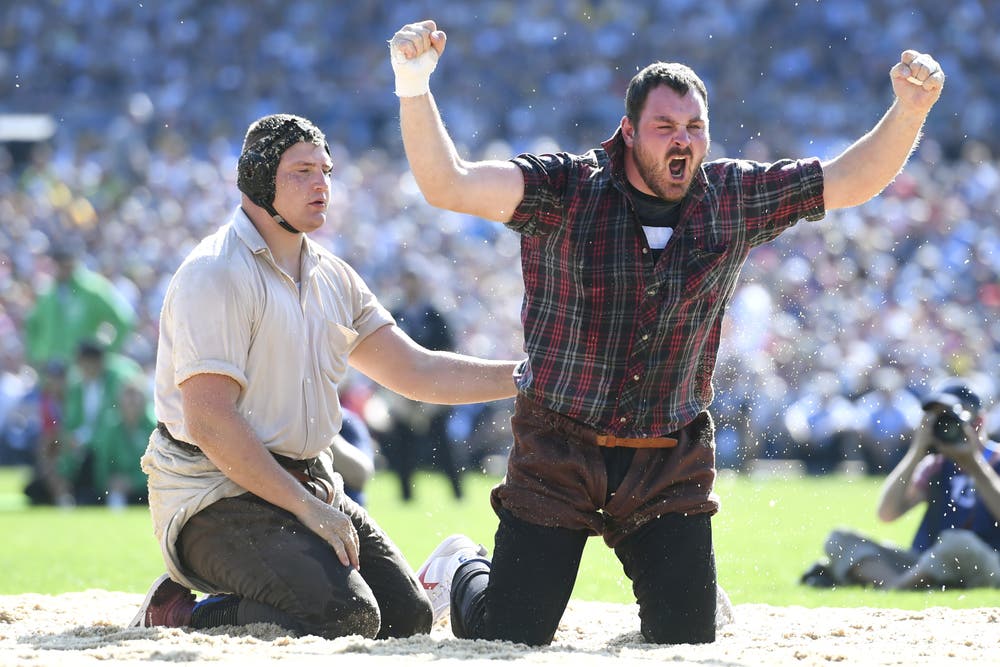Thomas Kropf (rechts) jubelt nach dem Sieg gegen Nick Alpiger im 4. Gang. (Bild: KEYSTONE/Urs Flüeler, Zug, 24. August 2019)