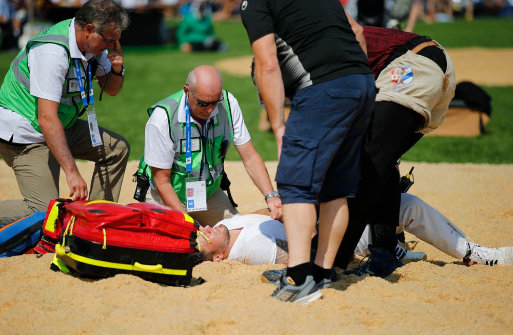 Werner Suppiger verletzt sich im 3. Gang im Kampf mit Christian Stucki. (Bild: Stefan Kaiser, Zug, 24. August 2019)