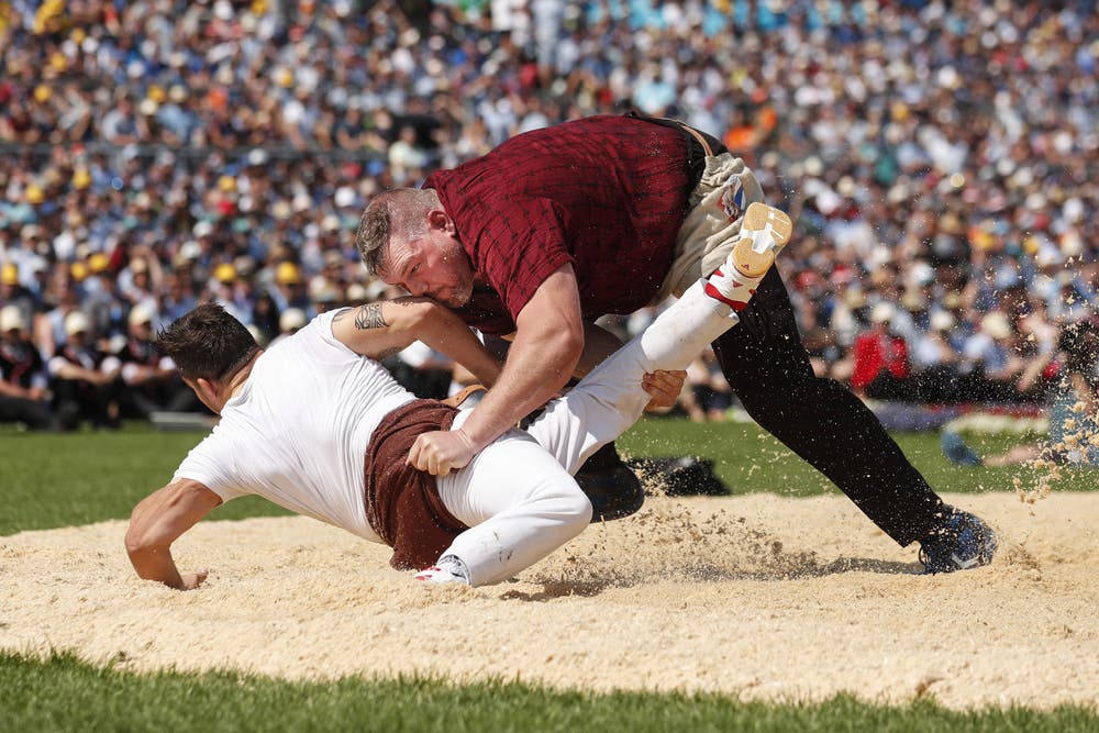 Christian Stucki (rechts) schwingt gegen Werner Suppiger im 3. Gang. (Bild: KEYSTONE/Alexandra Wey, Zug, 24. August 2019)