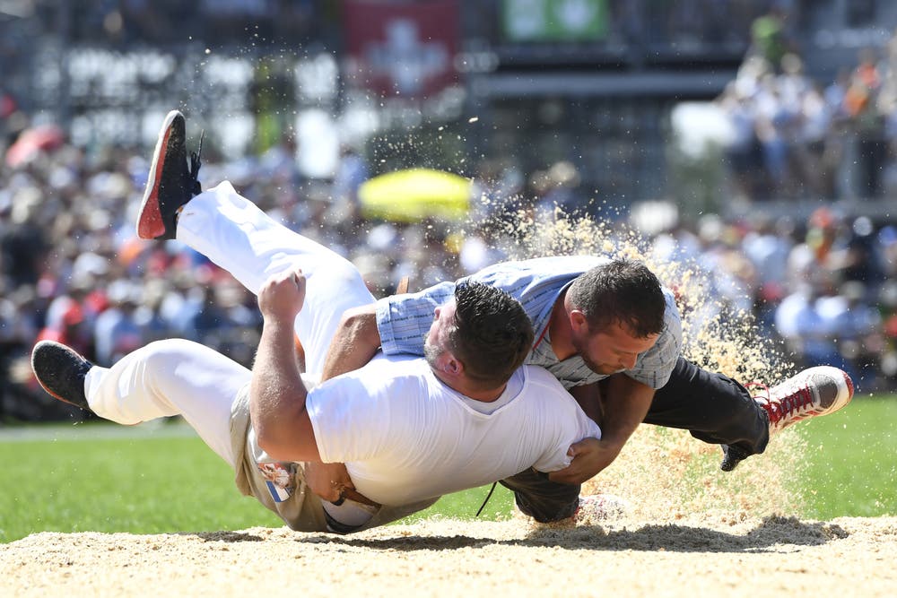 Marcel Mathis mit einem Plattwurf gegen Jonas Lengacher. (Bild: Urs Flüeler/Keystone, Zug, 25. August 2019)