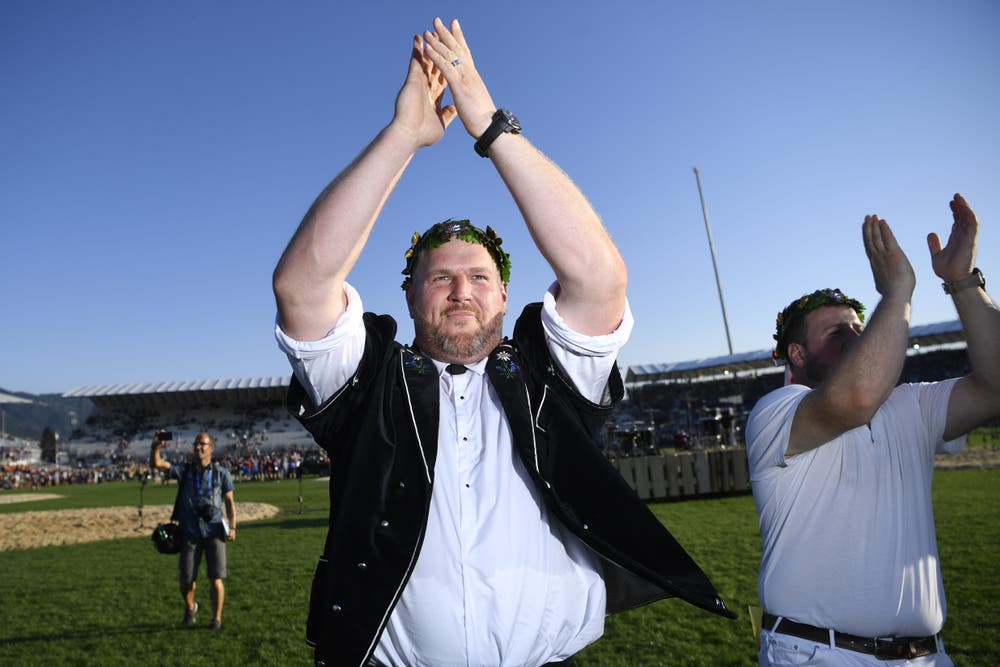 Der neue Schwingerkönig Christian Stucki jubelt an der Schlussfeier des Eidgenössischen in Zug. (Bild: Ennio Leanza/Keystone, Zug, 25. August 2019)