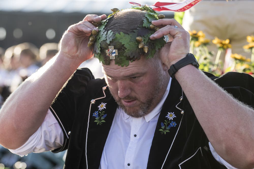 Christian Stucki richtet seine Krone. (Bild: Alexandra Wey/Keystone, Zug, 25. August 2019)