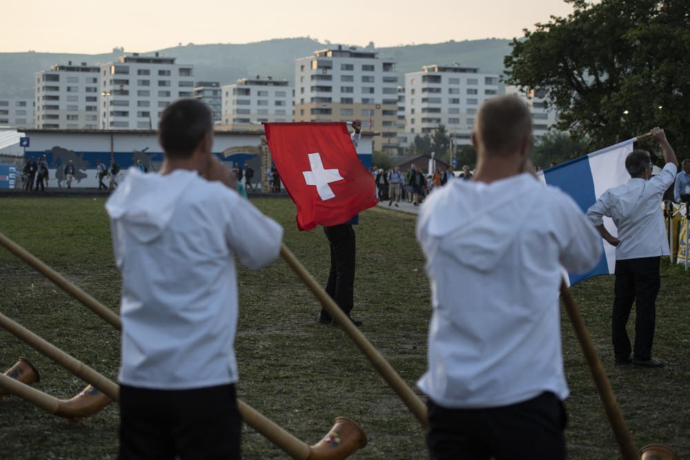 Die ersten Fahnenschwinger bei Sonnenaufgang vor dem 5. Gang. (Urs Flüeler, Zug, 25. August 2019)