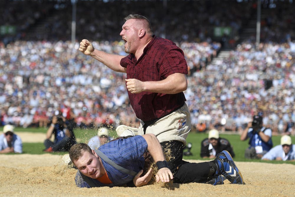 Ein Hüne jubelt: Christian Stucki nach seinem Sieg über Joel Wicki. (Bild: Ennio Leanza/Keystone, Zug, 25. August 2019)