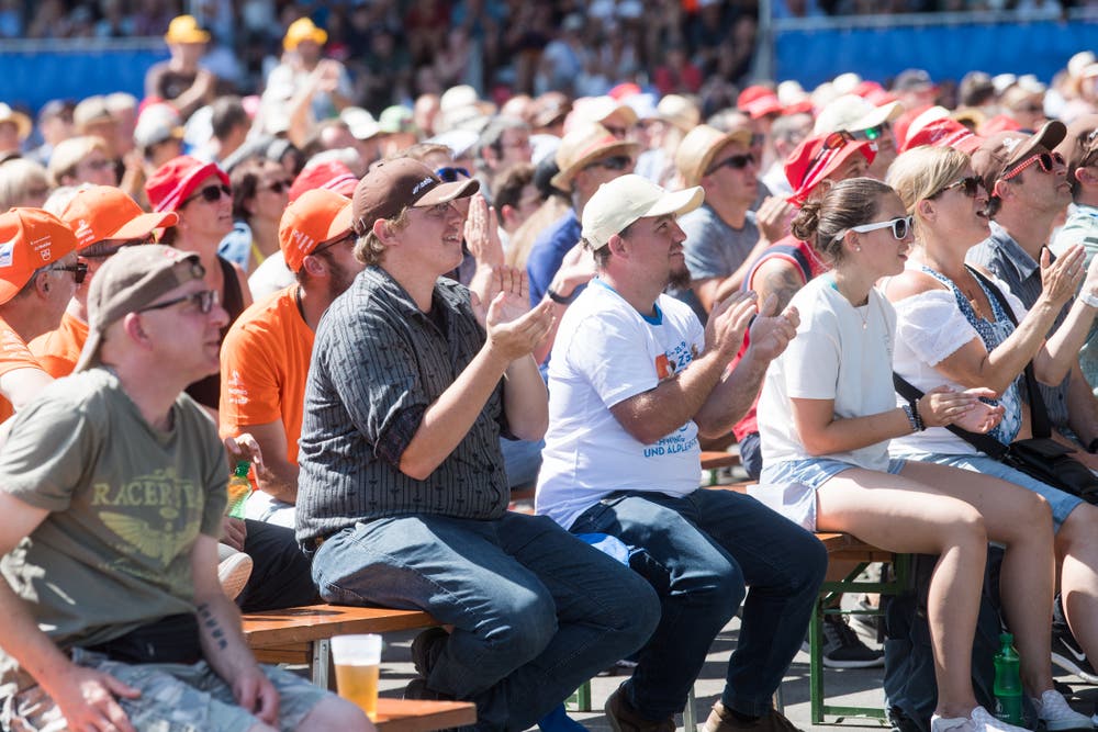 Die Schwingfans fiebern am Public Viewing bei der Bossard Arena mit den beiden Schwingern mit. (Bild: Boris Bürgisser, Zug, 25. August 2019)