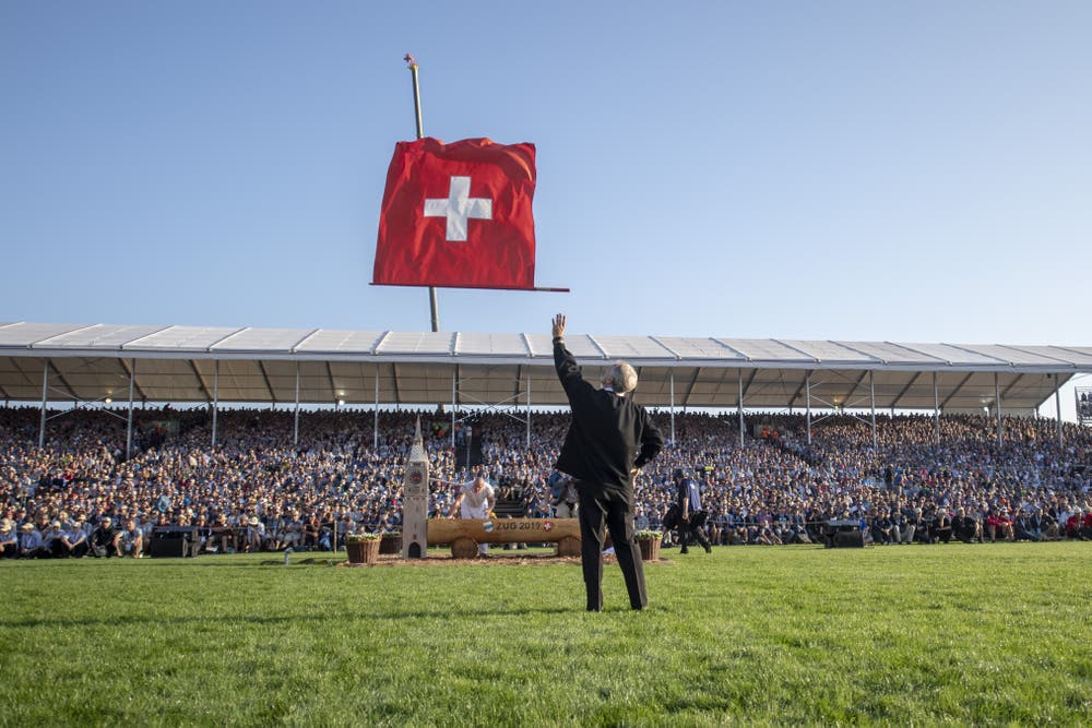 Ein Fahnenschwinger gibt seine Künste zum Besten. (Bild: Urs Flüeler, Zug, 2019)