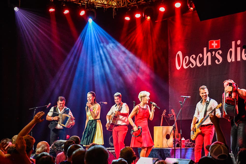 Tolle Stimmung auf dem Festgelände mit Oesch's die Dritten. (Christian H. Hildebrand, Zug, 24.August 2019)