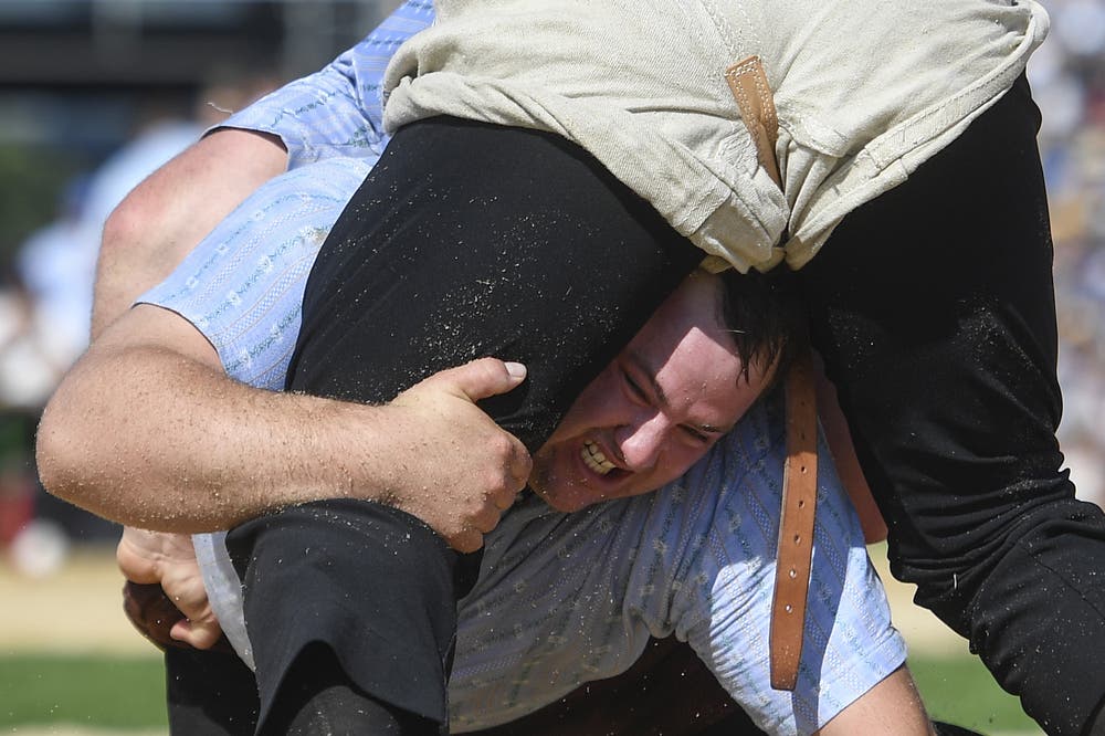 Domenic Schneider kämpft gegen Simon Anderegg. (Bild: Ennio Leanza/Keystone, Zug, 25. August 2019)