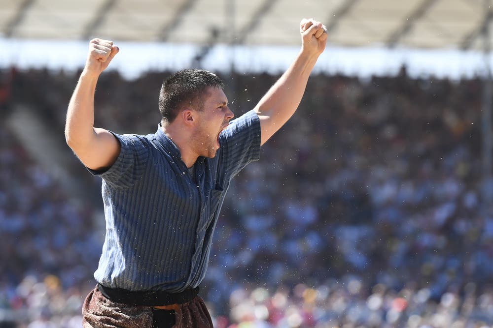 Auch im 7. Gang wurde es emotional: Hier jubelt Fabian Staudenmann nach seinem Sieg über Martin Hersche. (Bild: Urs Flüeler/Keystone, Zug, 25. August 2019)