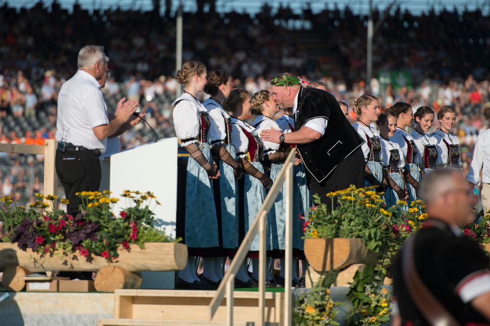 Stucki küsst die Ehrendamen ab. (Bild: Maria Schmid, Zug, 25. August 2019)