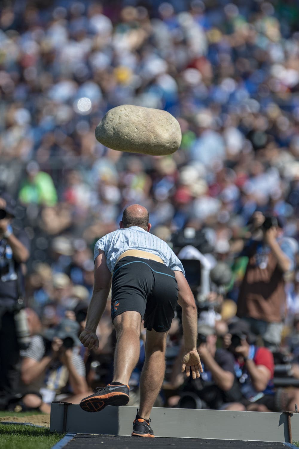 Ihn hochzuwuchten würde schon die meisten überfordern. Ihn zu werfen ohnehin: Der Unspunnenstein hat ein stolzes Kampfgewicht von 83.5 Kilogramm. (Bild: Keystone/Urs Flüeler, Zug, 25. August 2019)