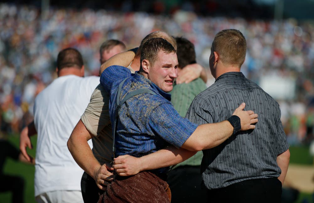 Ein ungewohntes Bild: Joel Wickis Rücken ist mit Sägemehl bedeckt. (Bild: Stefan Kaiser, Zug, 25. August 2019)