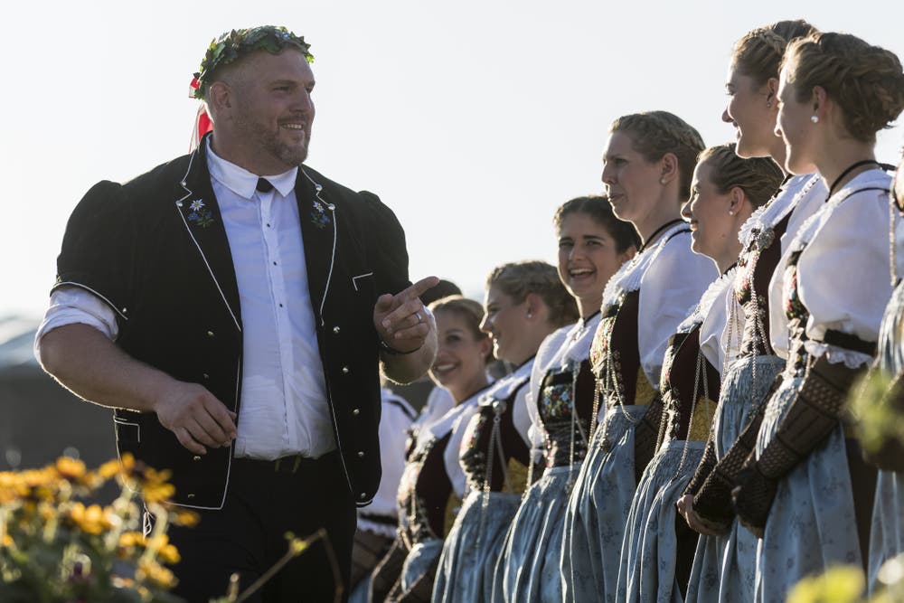 Dich auch noch? Ein gelöster Stucki bei den Ehrendamen. (Bild: Alexandra Wey/Keystone, Zug, 25. August 2019)