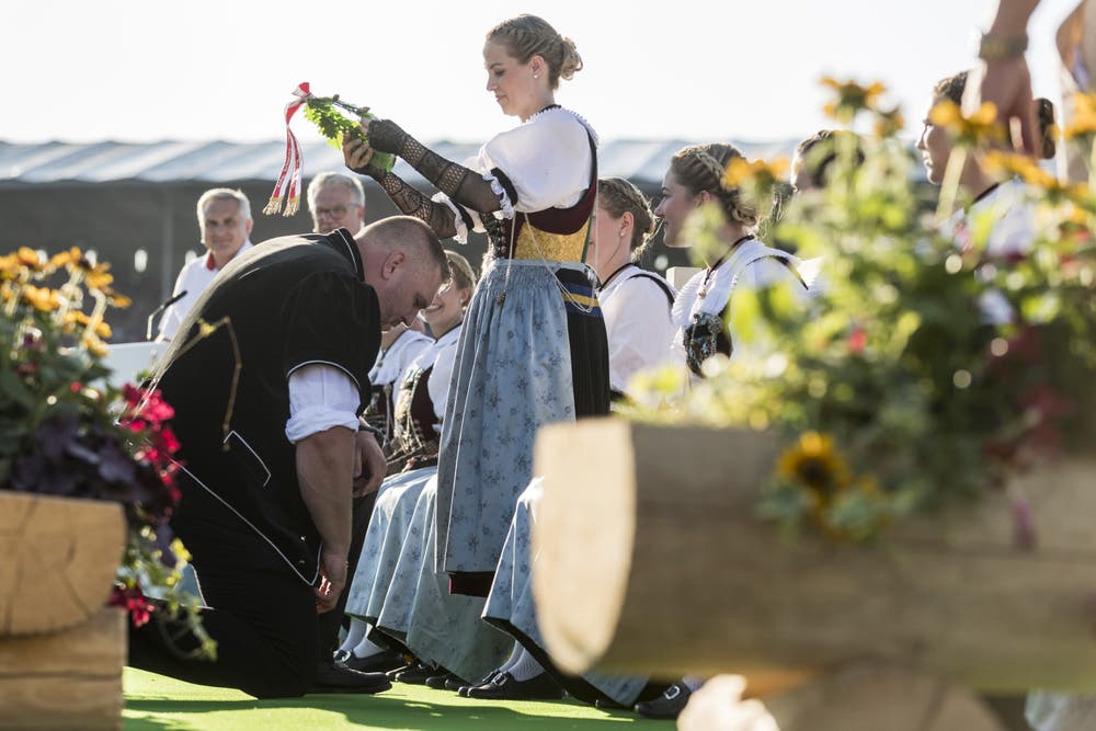 Lang lebe der König: Christian Stucki wird gekrönt. (Bild: Alexandra Wey/Keystone, Zug, 25. August 2019)