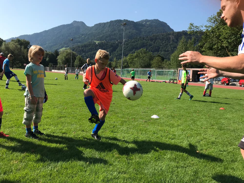 Die Junioren des FC Buttisholz arbeiten beim Training fleissig an ihren Ballkünsten. (Bild: FC Buttisholz, Bad Ragaz, 4. August 2019)