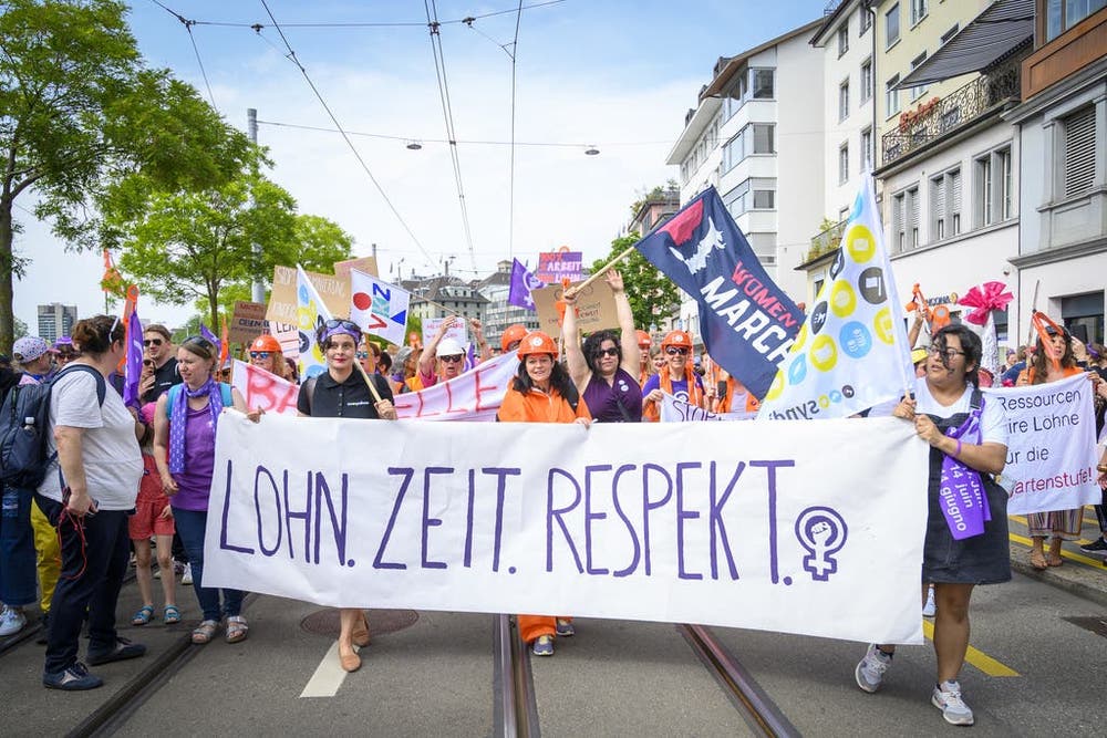 14. Juni 2019: Der Frauenstreik – eine halbe Million Frauen auf der Strasse. Solch eine Demo hat die Schweiz schon lange nicht mehr gesehen. Ein halbe Million Frauen gehen in verschiedenen Schweizer Städten auf die Strasse um für mehr Gleichstellung zu protestieren. Auch das Parlament legt eine Viertelstündige Pause ein. Die Gleichstellung wird neben dem Klima zum Top-Thema bei den Wahlen. (Bild: Keystone)