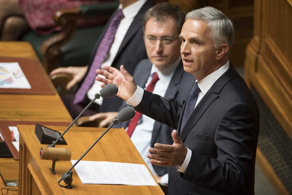 14. Juni 2017: Bundesrat Didier Burkhalter tritt zurück. Die Ankündigung kommt überraschend: Kurz vor einer wichtigen Europalklausur des Bundesrates kündigt Aussenminister Didier Burkhalter seinen Rücktritt an. Der Neuenburger Freisinnige brillierte auf dem internationalen Parkett, zu Hause tat er sich vor allem mit dem Europadossier schwer. (Bild: Keystone)