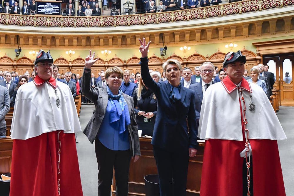 5. Dezember 2018: Die Wahl von Viola Amherd und Karin Keller-Sutter in den Bundesrat. Die Frauenfrage dominiert die Bundesratswahl. Während die Wahl von FDP-Karin Keller-Sutter klar war, wird das Kandidatenticket der CVP öffentlich stark kritisiert. Die Walliser CVP-Nationalrätin Viola Amherd setzt sich schliesslich durch. Damit gehören dem Siebnergremium wieder drei Frauen an. (Bild: Keystone)