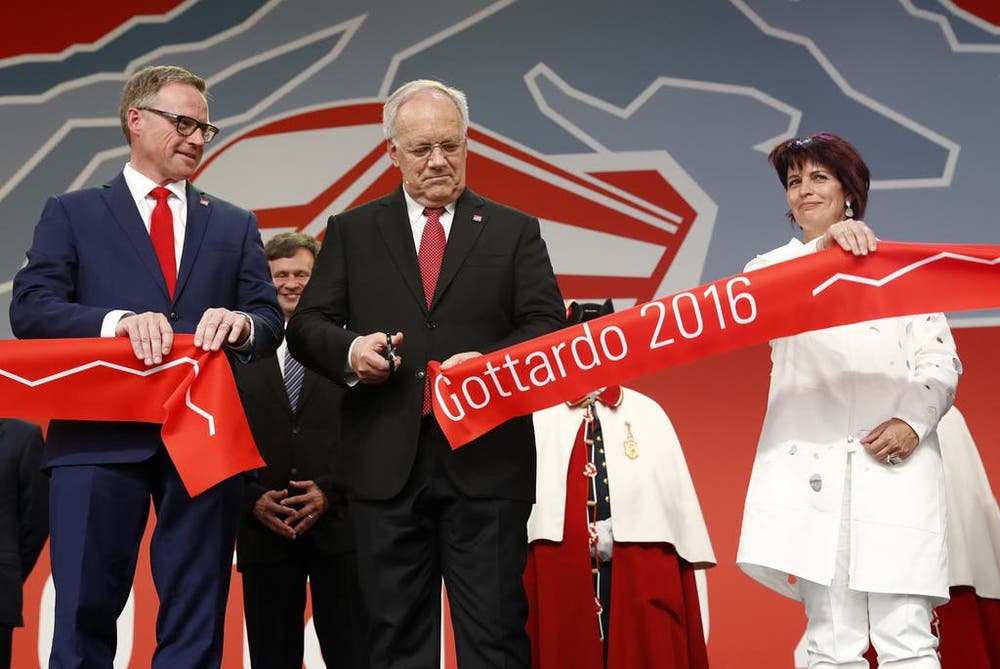 1. Juni 2016: Einweihung des Gotthardbasis-Tunnel. Für einmal ist die Welt zu Gast in der Schweiz. Europa feiert die Schweiz für den längsten Eisenbahntunnel. Im Beisein vieler internationaler Politikerinnen und Politiker wird der Gotthardbasis-Tunnel eingeweiht. In Erinnerung bleiben auch die Tränen von Verkehrsministerin Doris Leuthard und ihr weisses Löcher-Kleid. (Bild: Keystone)