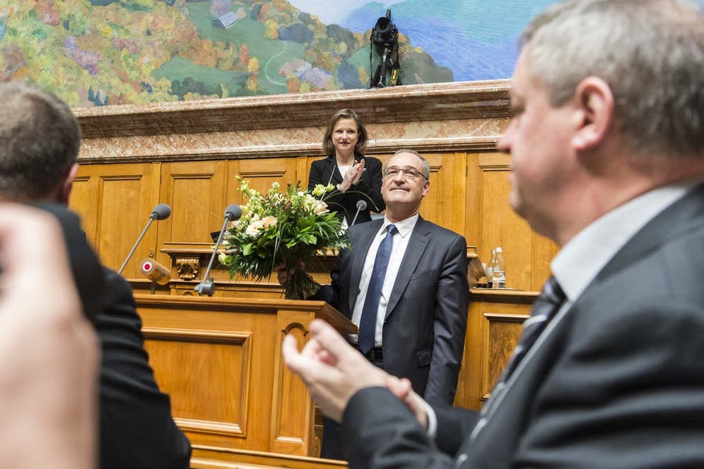 9. Dezember 2015: Die Wahl von Guy Parmelin in den Bundesrat. Die Bundesversammlung wählte den Waadtländer SVP-Weinbauer Guy Parmelin in den Bundesrat. Damit ist die SVP wieder mit zwei Magistraten in der Landesregierung vertreten. Zusammen mit der FDP hat die SVP seit 2015 im Bundesrat eine Mehrheit. Die SVP erhoffte sich dank Parmelin einen Schub in der Westschweiz – vergeblich. (Bild: Keystone)