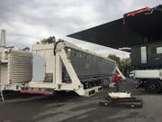 Mehrere Lastwagen liefern das in Einzelteile zerlegte Riesenrad beim KKL an. (Bilder: Roman Hodel / Luzern, 1. Oktober 2018))