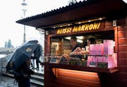 Hier sind die Marroni günstiger als im Durchschnitt: Gzim und Dashurije Ismaili am Rathaussteg in Luzern stillen die ersten Marroni-Gelüste. (Bild: Corinne Glanzmann)