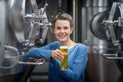 Die Bier-Sommelière Sandra Lopar aus Amriswil in der «Huus-Braui» in Roggwil. (Bilder: Michel Canonica)