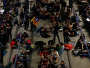 Am ersten Jahrestag des von Madrid verbotenen Unabhängigkeitsreferendums haben Demonstranten in Katalonien wichtige Strassen und Bahngleise blockiert. Hunderte Aktivisten besetzten am Montag in Girona nördlich von Barcelona die Gleise eines Hochgeschwindigkeitszuges. (Bild: Keystone/AP/Manu Fernandez)