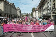 In welcher Form darf ein Anlass wie die kürzliche Demonstration für Lohngleichheit Eingang in Lehrmittel finden? (Bild: Peter Schneider/KEY (Bern, 22. September 2018))