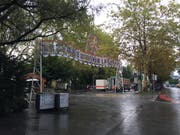Der Torbogen kündigt die Määs schon an. Hier wird am Samstag um 10 Uhr die Määs mit der Konfetti-Bombe und dem Fahrchips-Regen eröffnet.