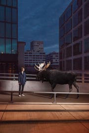 Raphael Jost posiert mit Elch für «Moosedays». (Bild: Andrin Winteler)