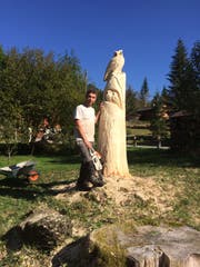 Künstler Felix Kündig vor seinem neusten Werk in Sörenberg. (Bild: PD)
