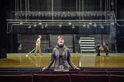 Kathleen McNurney vor der Bühne des Luzerner Theaters, die für Georg Reischls Bowie-Choreografie vorbereitet wird. (Bild: Pius Amrein)