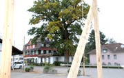 Der Parkplatz vor dem Hotel Bad Buchen soll überbaut werden: Die Visiere sind gestellt. (Bilder: Philipp Stutz)