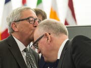 Der Chef und sein möglicher Nachfolger: Noch-EU-Kommissionspräsident Juncker (links) in einer Sympathiebezeugung gegenüber seinem Vize Timmermans, der selber nun kandidiert (in einer Aufnahme vom Oktober 2015). (Bild: KEYSTONE/EPA epa/PATRICK SEEGER)